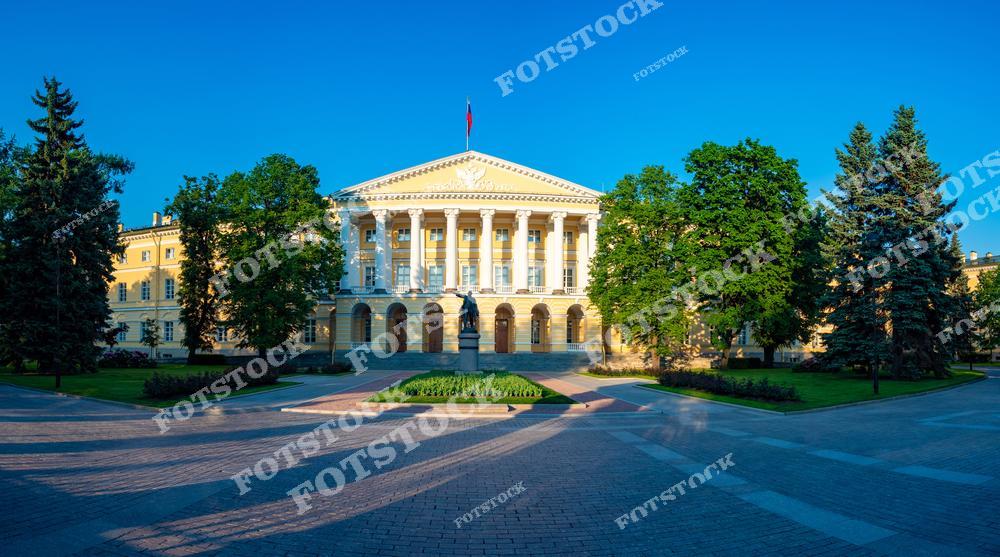 На фотографии изображено здание Смольного института в Санкт-Петербурге, памятник архитектуры XIX века, построенный по проекту Джакомо Кваренги. Смольный является важным историческим символом города, связанным с событиями российской истории.